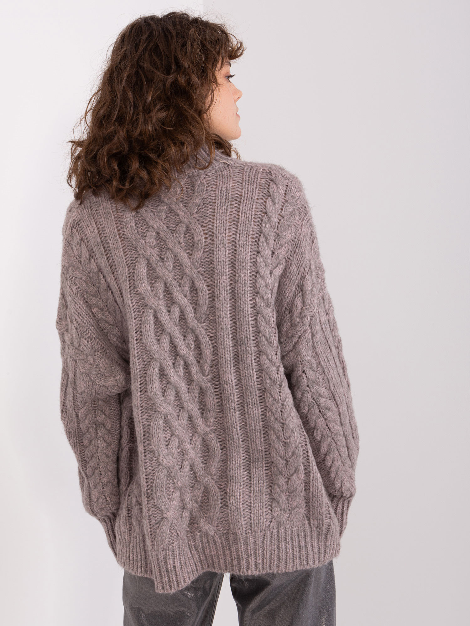Ciemnoszary damski sweter w warkoczowe sploty