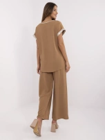 Dunkelbraunes Sommeroutfit mit weitem Hosen.
