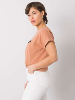 Camelowy t-shirt z napisem Saniyah