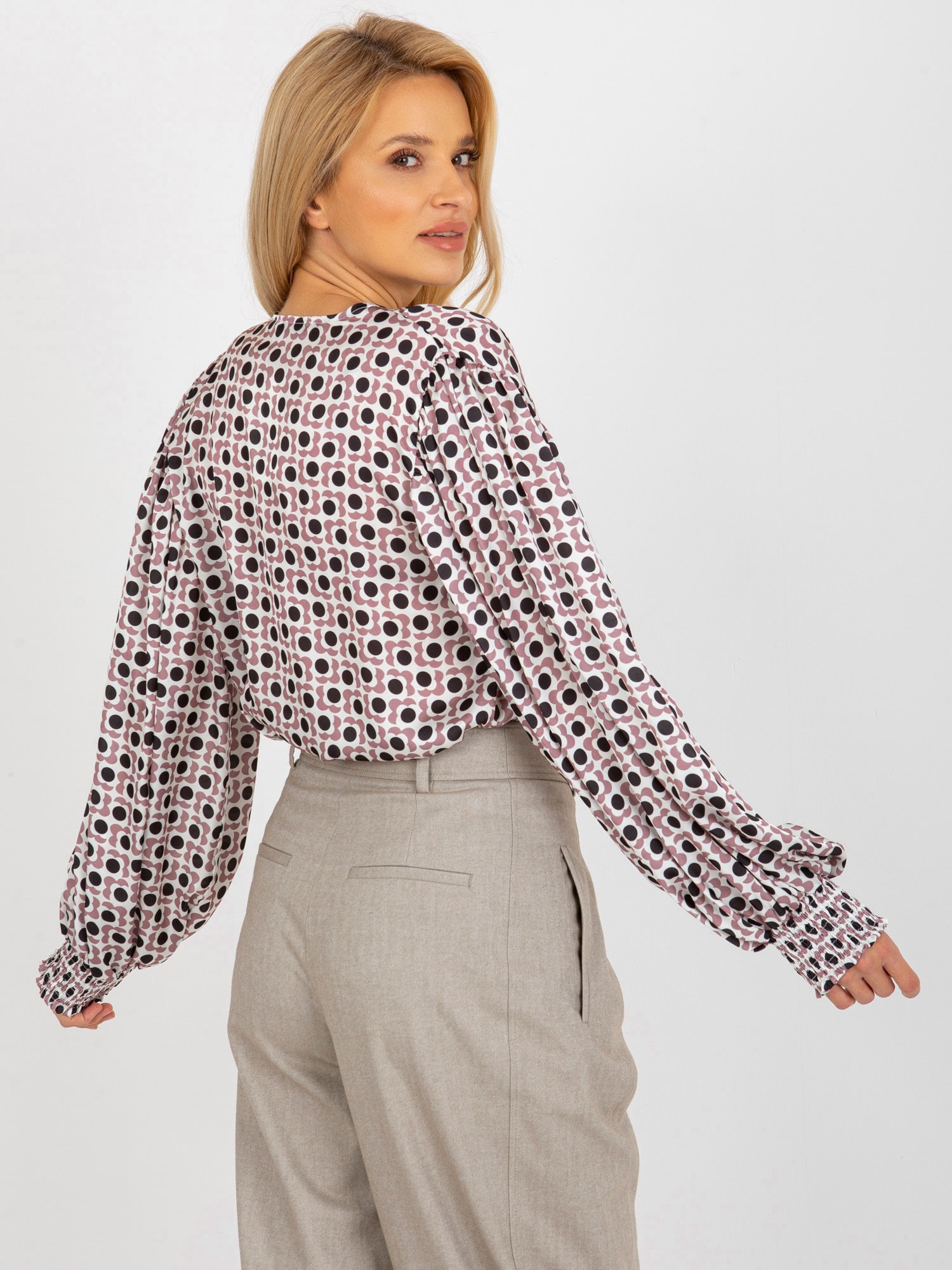 Hurt Ecru-rosarote Bluse mit Druck und weitem Ärmel.