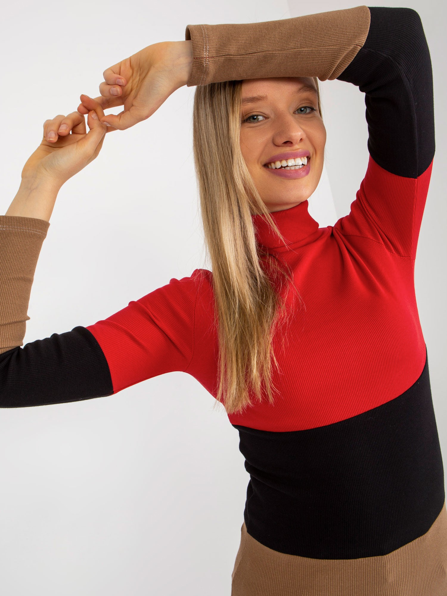 Raudona tamsiai ruda pagrindinė megztinė su apykakle juostelėmis.