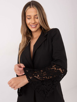 Czarna marynarka z rękawem typu dzwon 