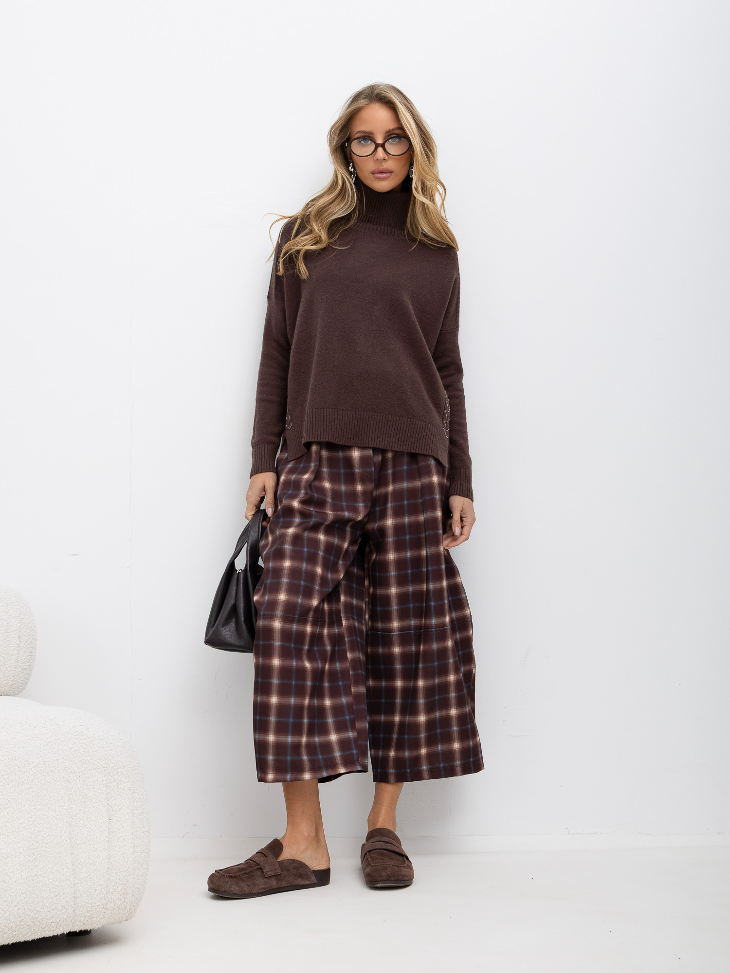 Brown oversized sweater with a longer back for a meeting.