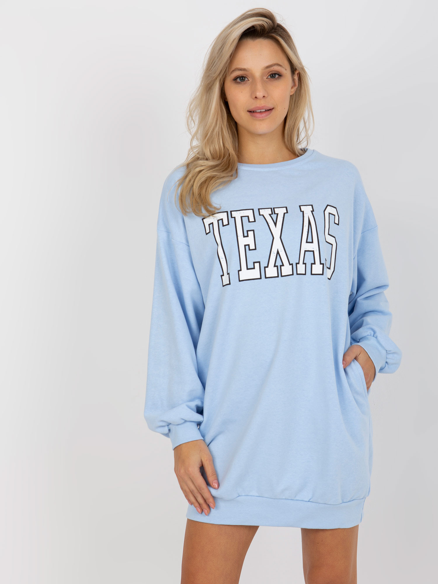 Jasnoniebieska długa bluza oversize z napisem