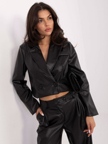 Schwarze kurze Jacke aus Kunstleder.