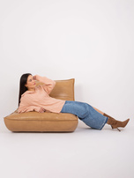 Hurt Brzoskwiniowy sweter z warkoczami i kołnierzem