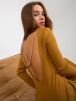Hurt Ciemnożółta sukienka dzianinowa z łańcuszkiem na plecach