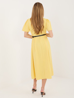Żółta rozkloszowana sukienka z paskiem