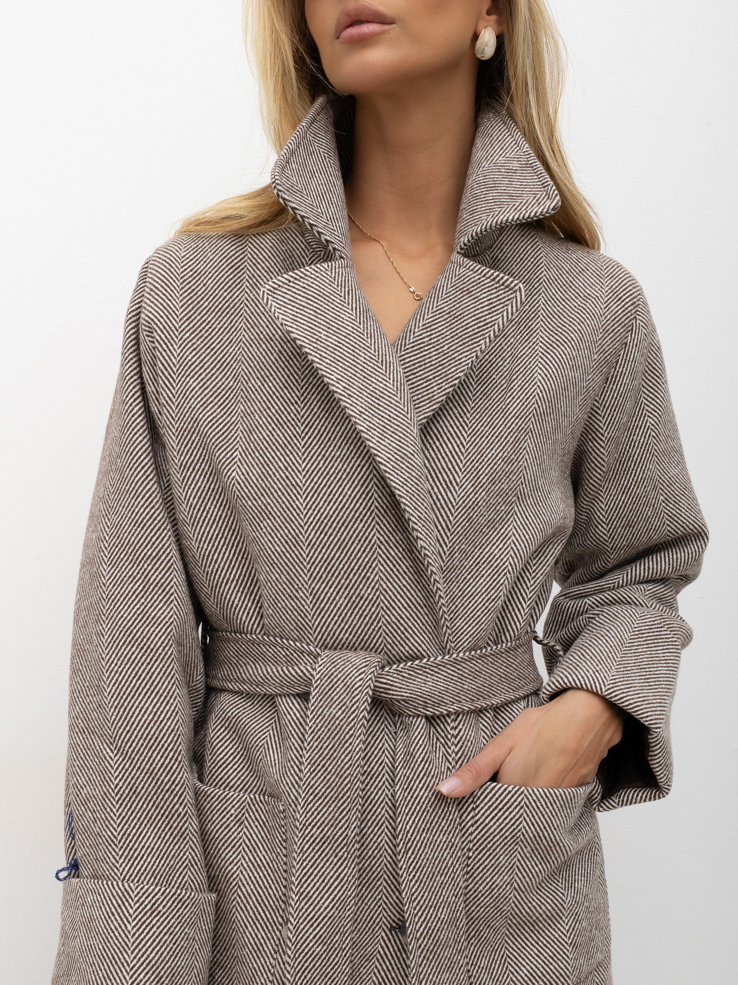 Hnedo-ecru dámsky oversize plášť v houndstooth.