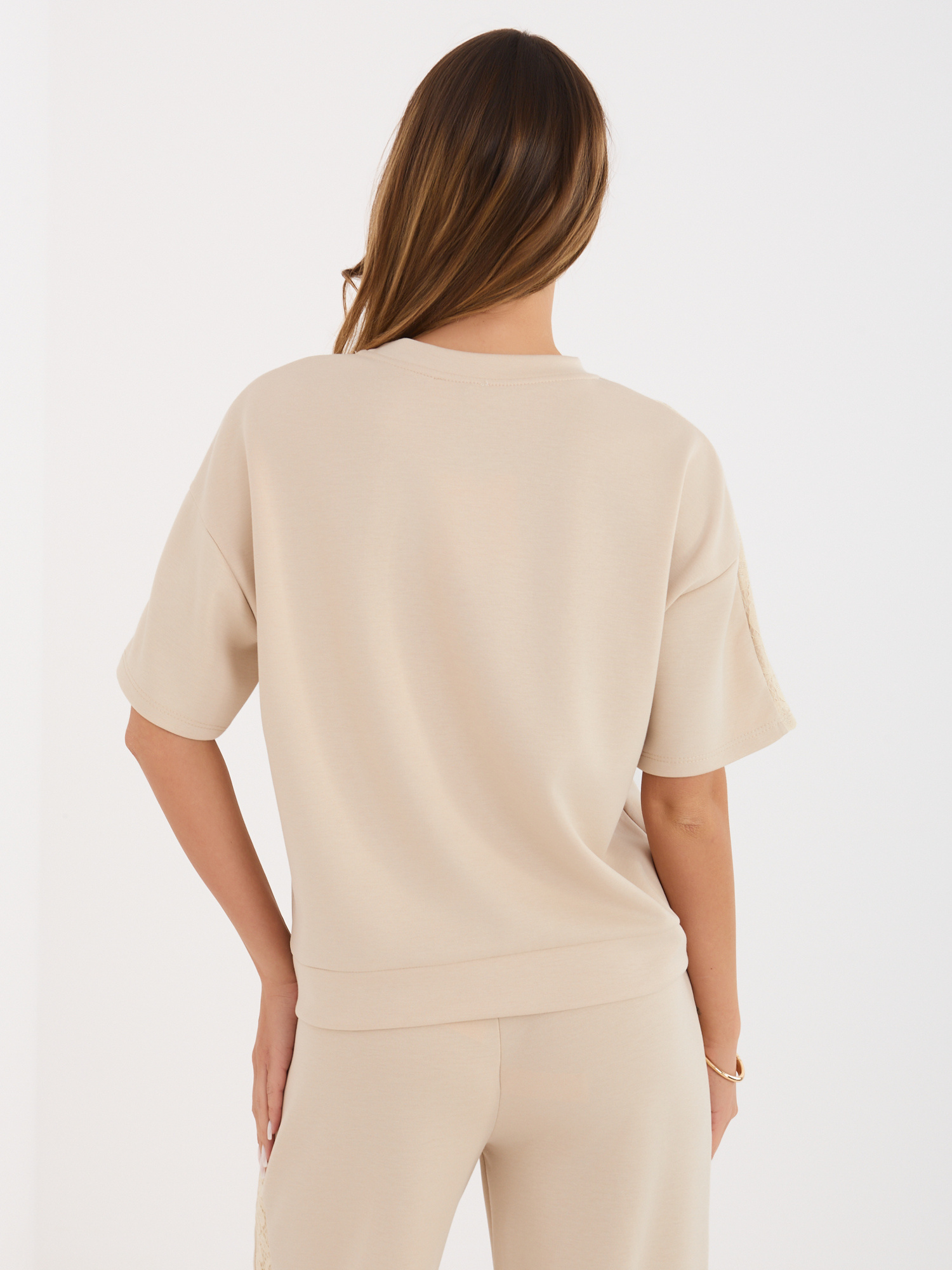 Beżowa bluzka oversize z krótkim rękawem
