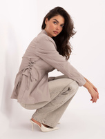 Beżowa marynarka z poduszkami na ramionach