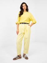 Pastelowy żółty sweter z falbankami przy rękawach