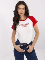 Ecru-czerwony t-shirt z kontrastowymi rękawami