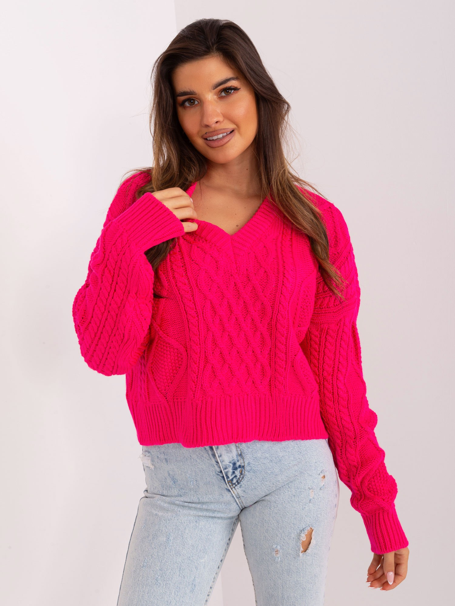 Fuksjowy krótki sweter z warkoczami