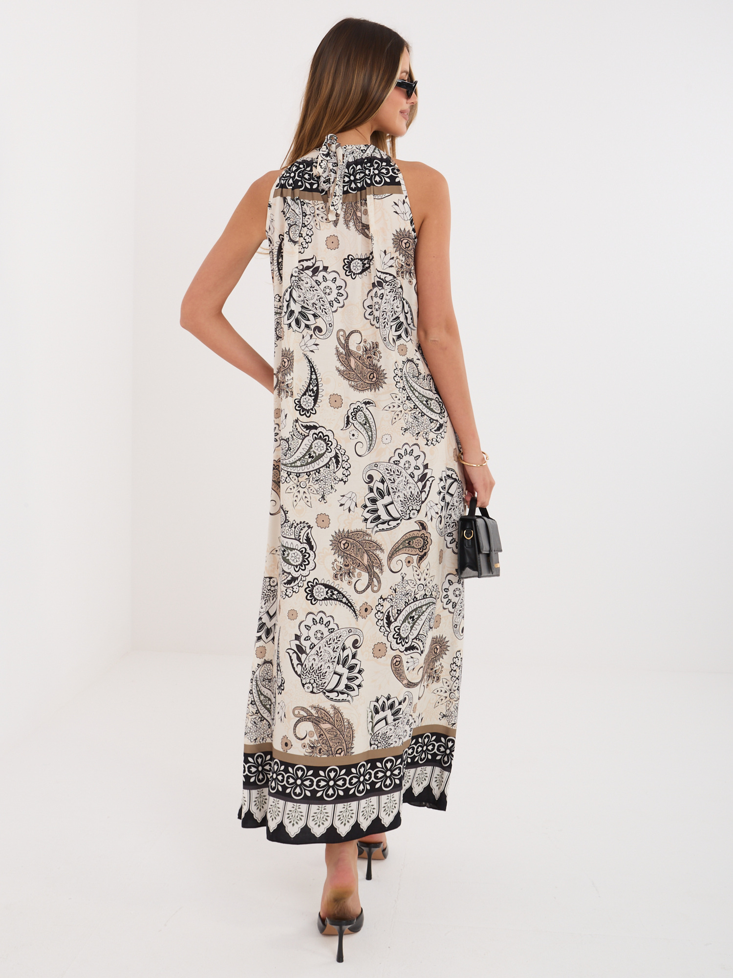 Czarna trapezowa sukienka we wzory