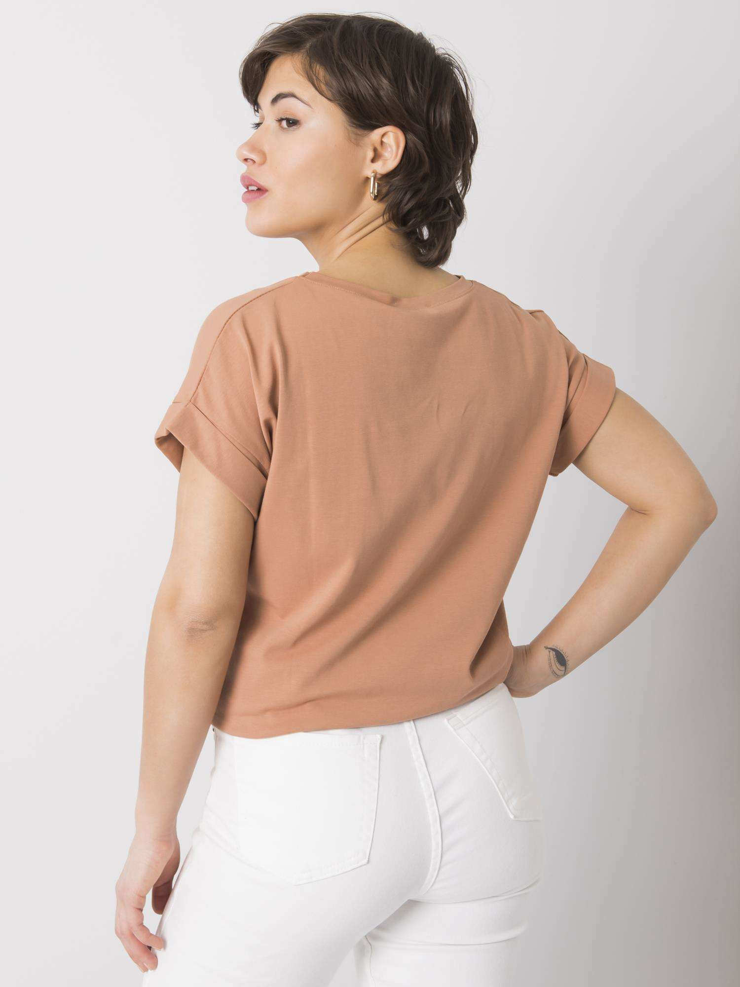 Kamel T-Shirt mit der Aufschrift Saniyah.