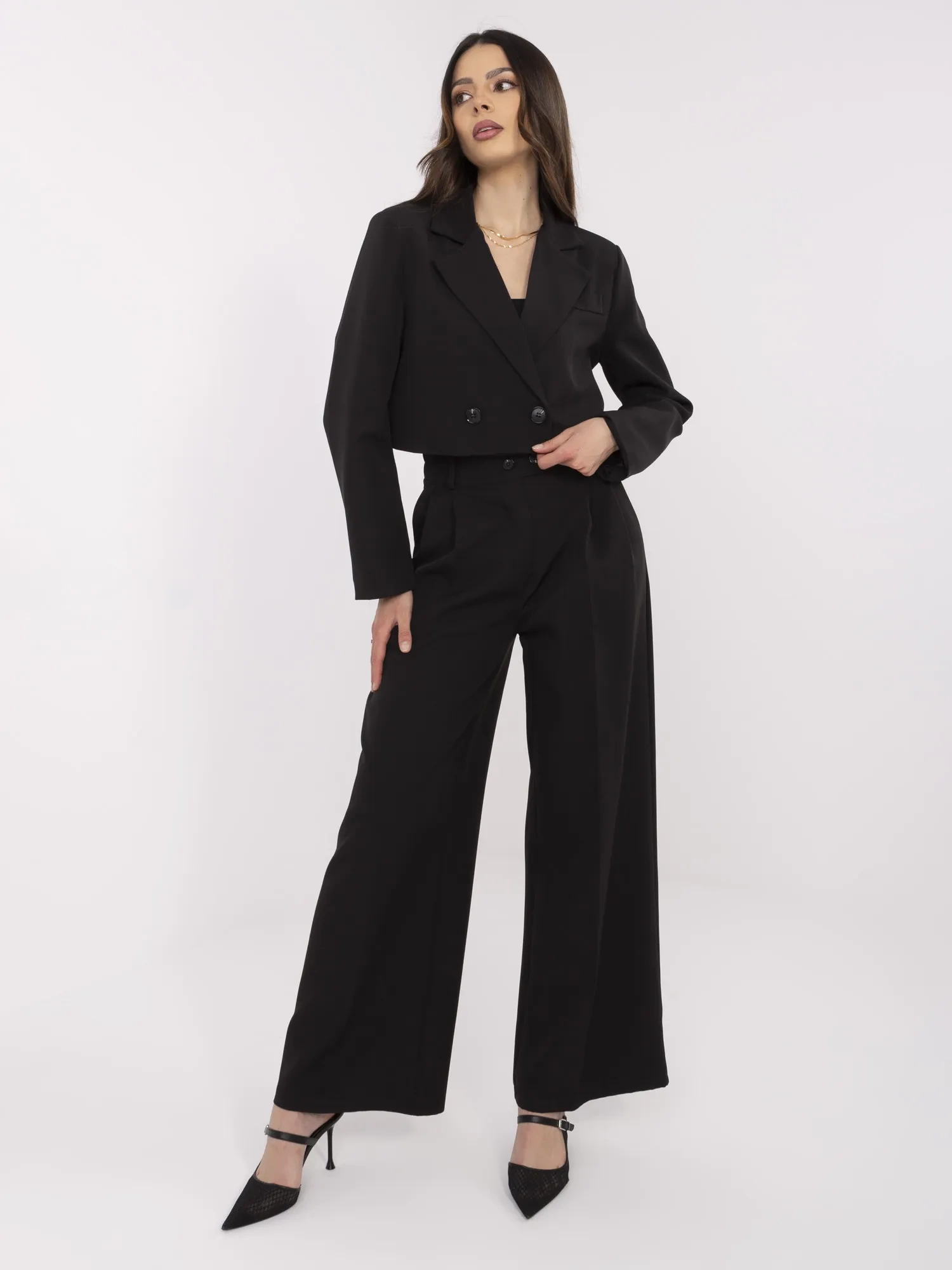 Schwarzes elegantes Set mit weiten Hosen.