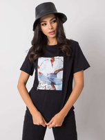 Schwarzes T-Shirt mit Aya-Applikation.