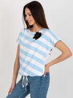 Hurt Biało-jasnoniebieska bluzka w paski z broszką