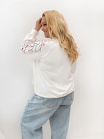 Bela ženska plus size bluza z vezenjem na rokavih.