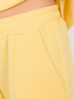 Pastelowy żółty komplet z szerokimi spodniami 