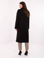 Czarny długi płaszcz z poduszkami na ramionach