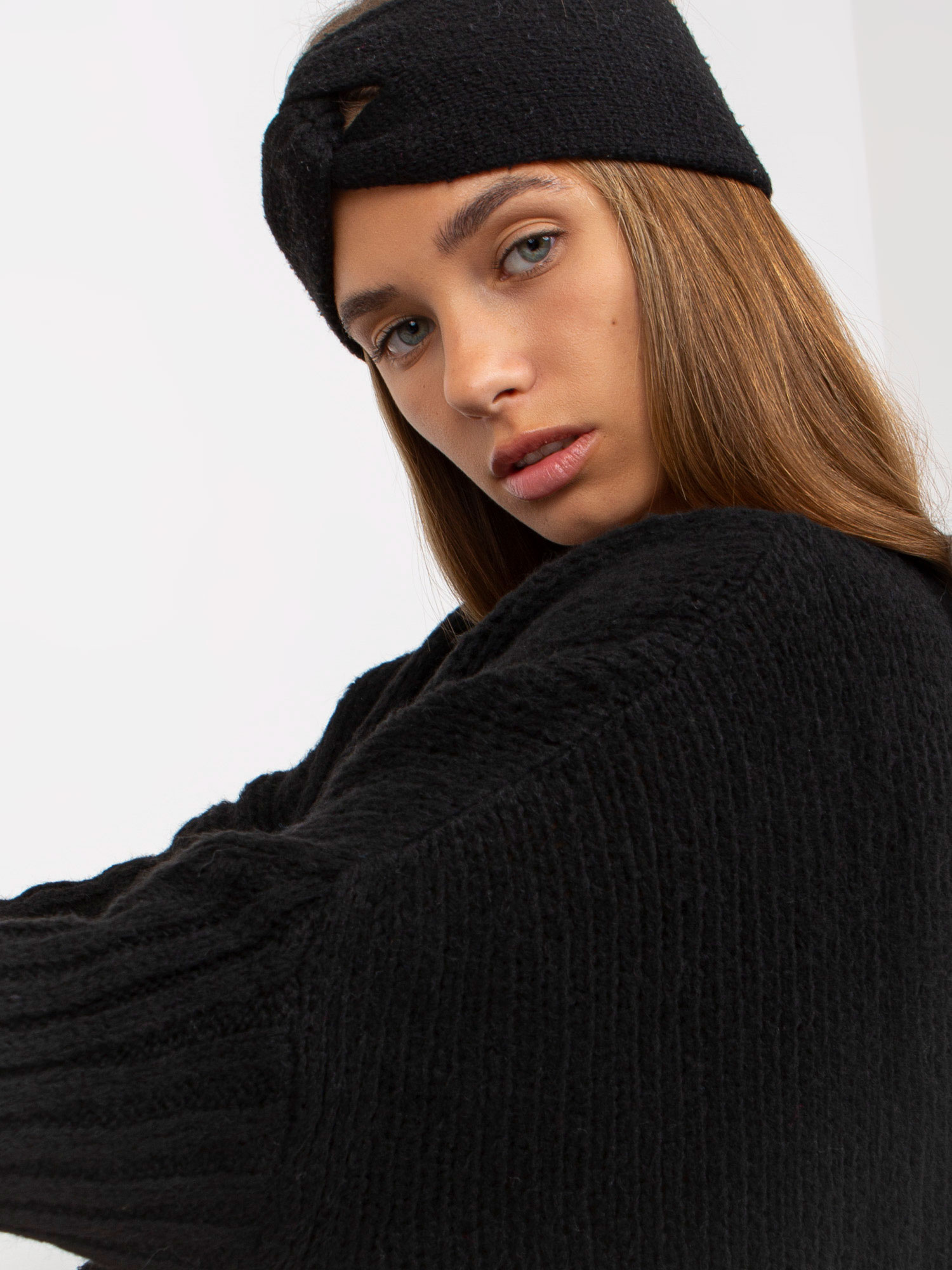 Czarny sweter oversize z rozcięciami po bokach OCH BELLA