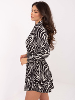Czarno-biała koszulowa sukienka w zebrę