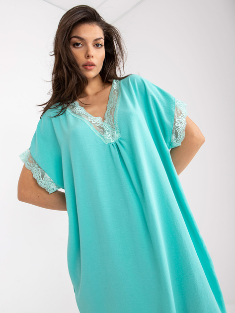 Miętowa luźna sukienka oversize z dekoltem w serek