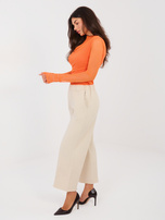 Jasnobeżowe szerokie jeansy z kieszeniami 