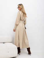 Midikleid aus Hemdenstoff in Champagnerfarbe.