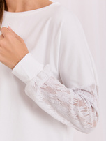 Weiße Bluse mit Spitzenärmeln Shantelle RUE PARIS.