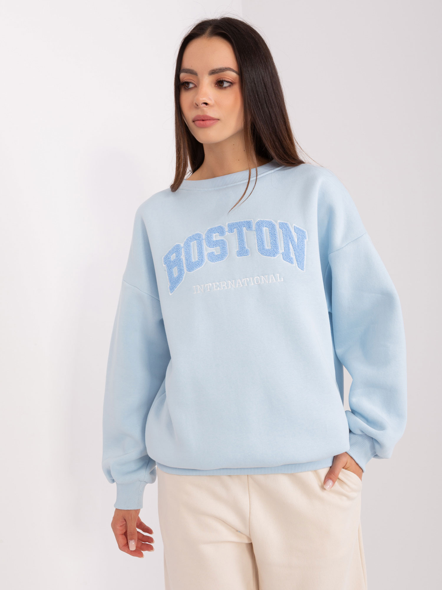Jasnoniebieska bluza bez kaptura o kroju oversize