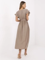 Ciemnobeżowa sukienka z falbankami przy rękawach