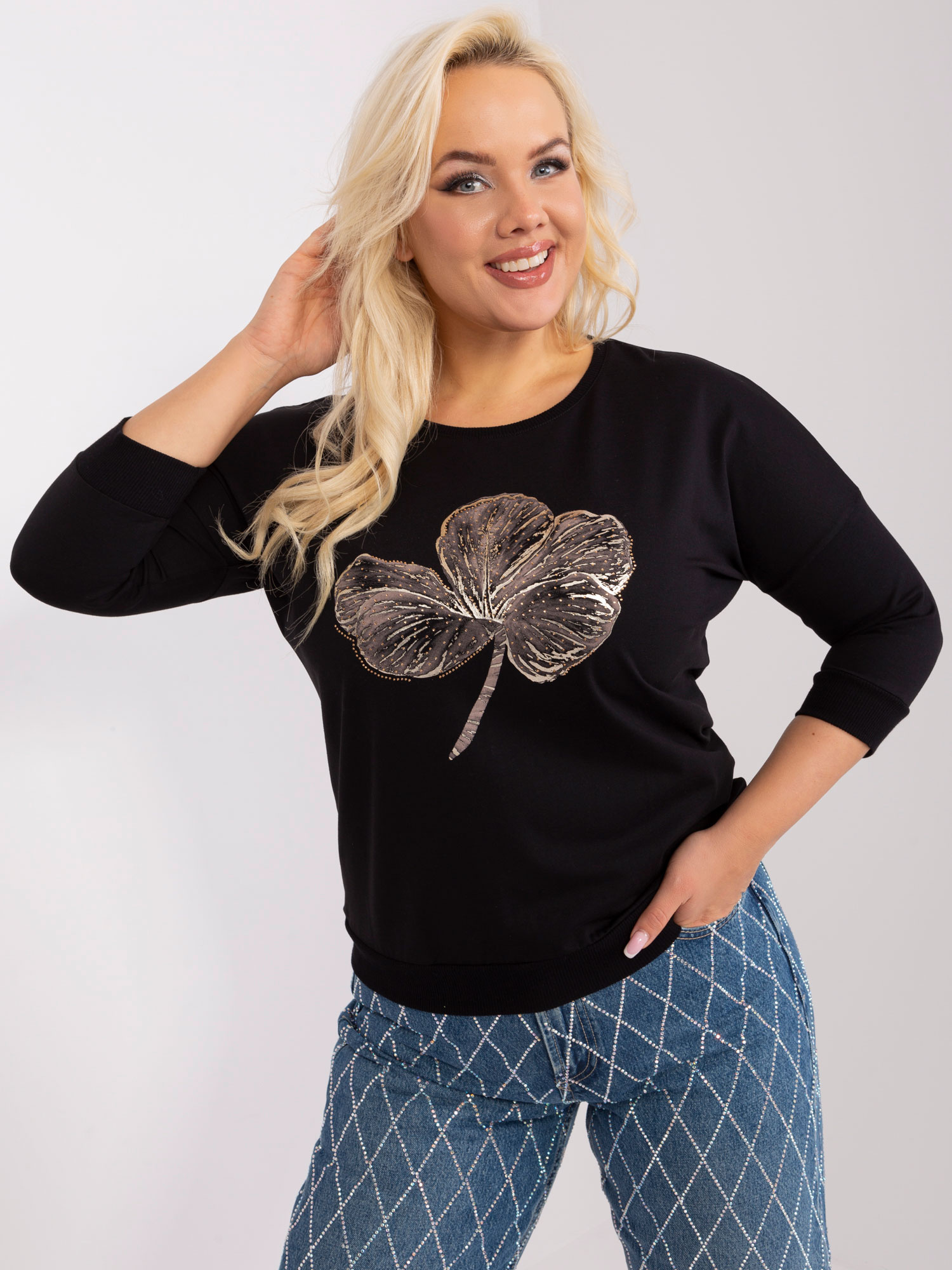 Czarna bluzka plus size z błyszczącym nadrukiem