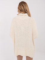 Kremowy sweter boucle o kroju oversize