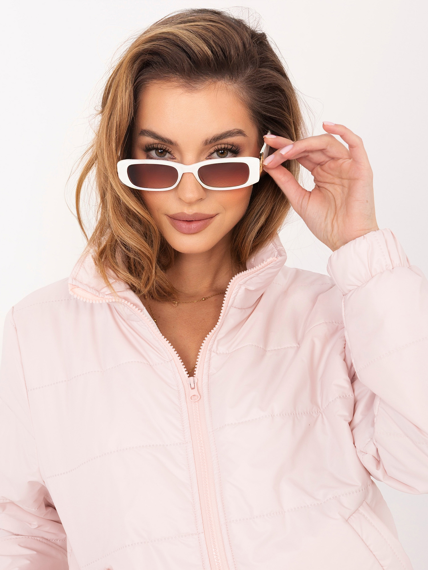 Jasnoróżowa pikowana kurtka z naszywką 