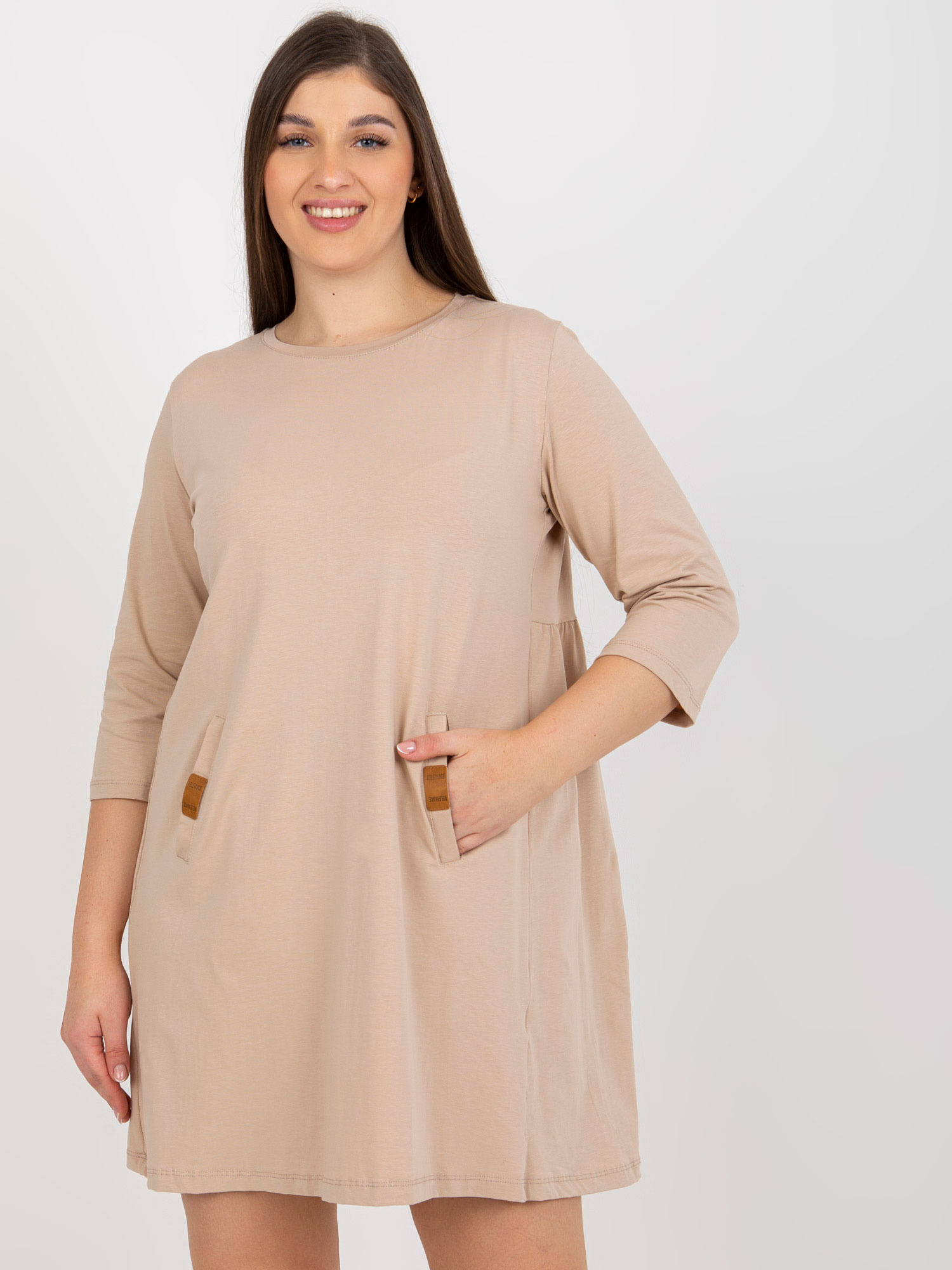 Hurt Tamsiai smėlinė mini suknelė plius dydžio su 3/4 rankovėmis Dalenne