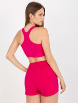 Fuksjowy prążkowany crop top basic z zapięciem RUE PARIS