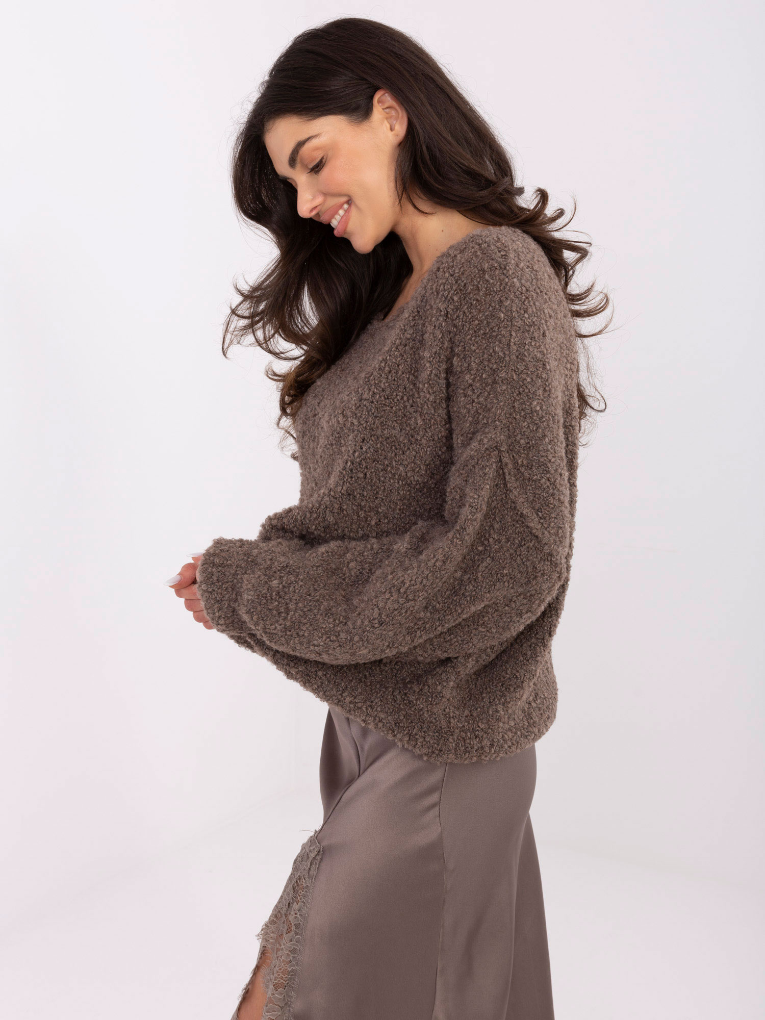 Brązowy sweter boucle z okrągłym dekoltem 
