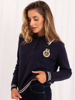 Tamsiai mėlynas moteriškas oversize polo tipo megztinis.