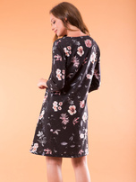 Schwarzes Oversize-Kleid mit Blumenmuster.