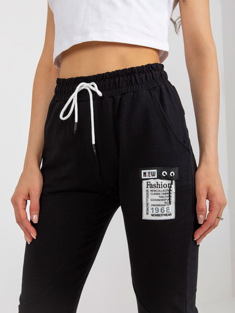 Hurtownia Czarne damskie spodnie dresowe z naszywką
