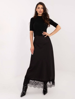 Czarny sweter z guzikami na rękawach