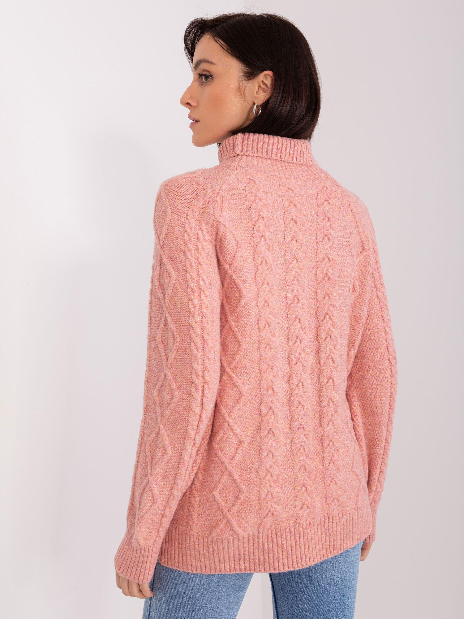Brudnoróżowy damski sweter w warkoczowe sploty