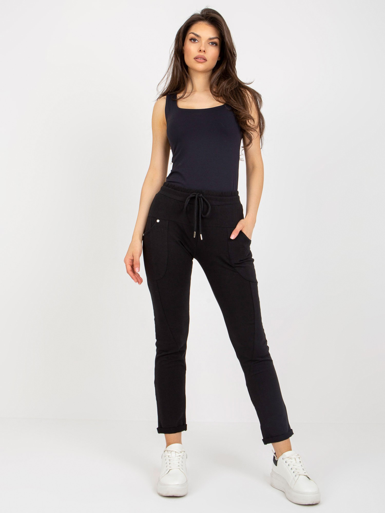 Czarne damskie spodnie dresowe regular fit