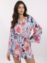 Niebieski krótki kombinezon z kopertowym dekoltem