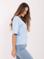 Jasnoniebieski damski t-shirt z dekoltem w serek RUE PARIS