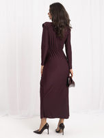 Pflaumenfarbendes Abendkleid mit Drapierung.