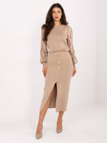 Ciemnobeżowy damski sweter z ażurowymi rękawami 